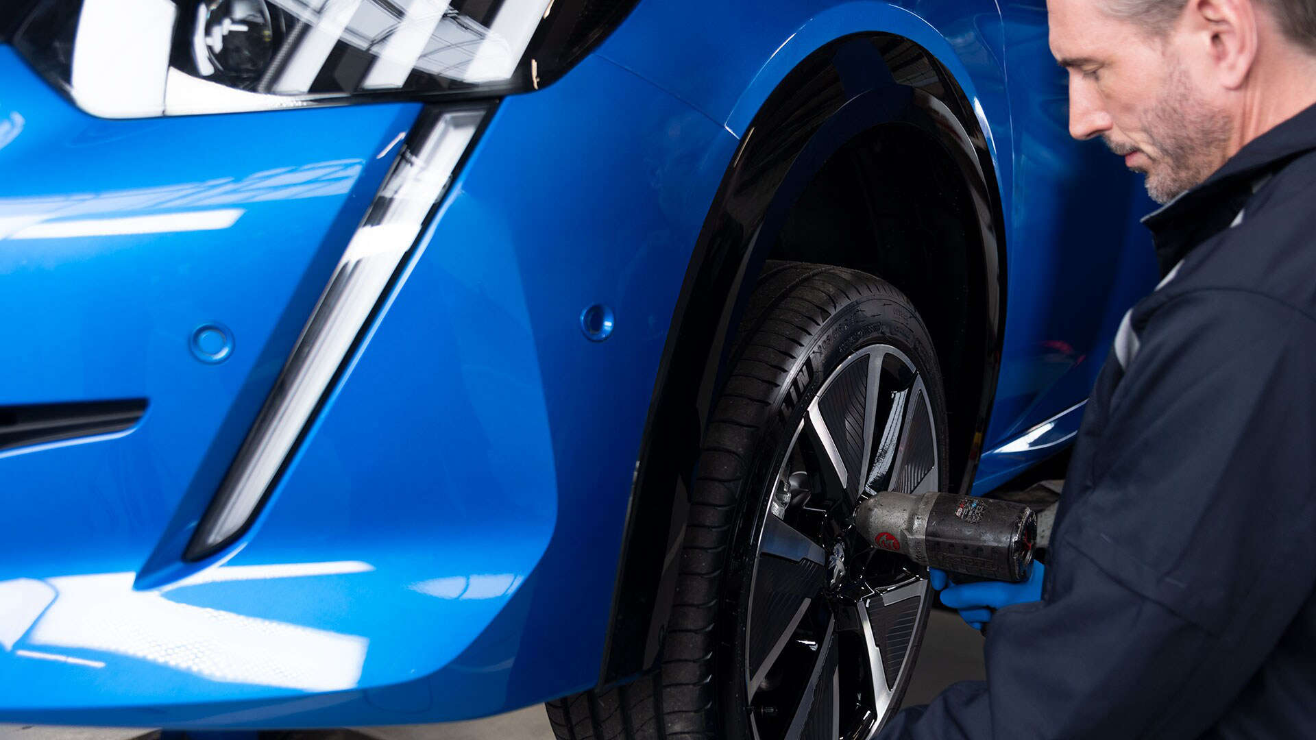 Майстер демонтує колесо з автомобіля Peugeot