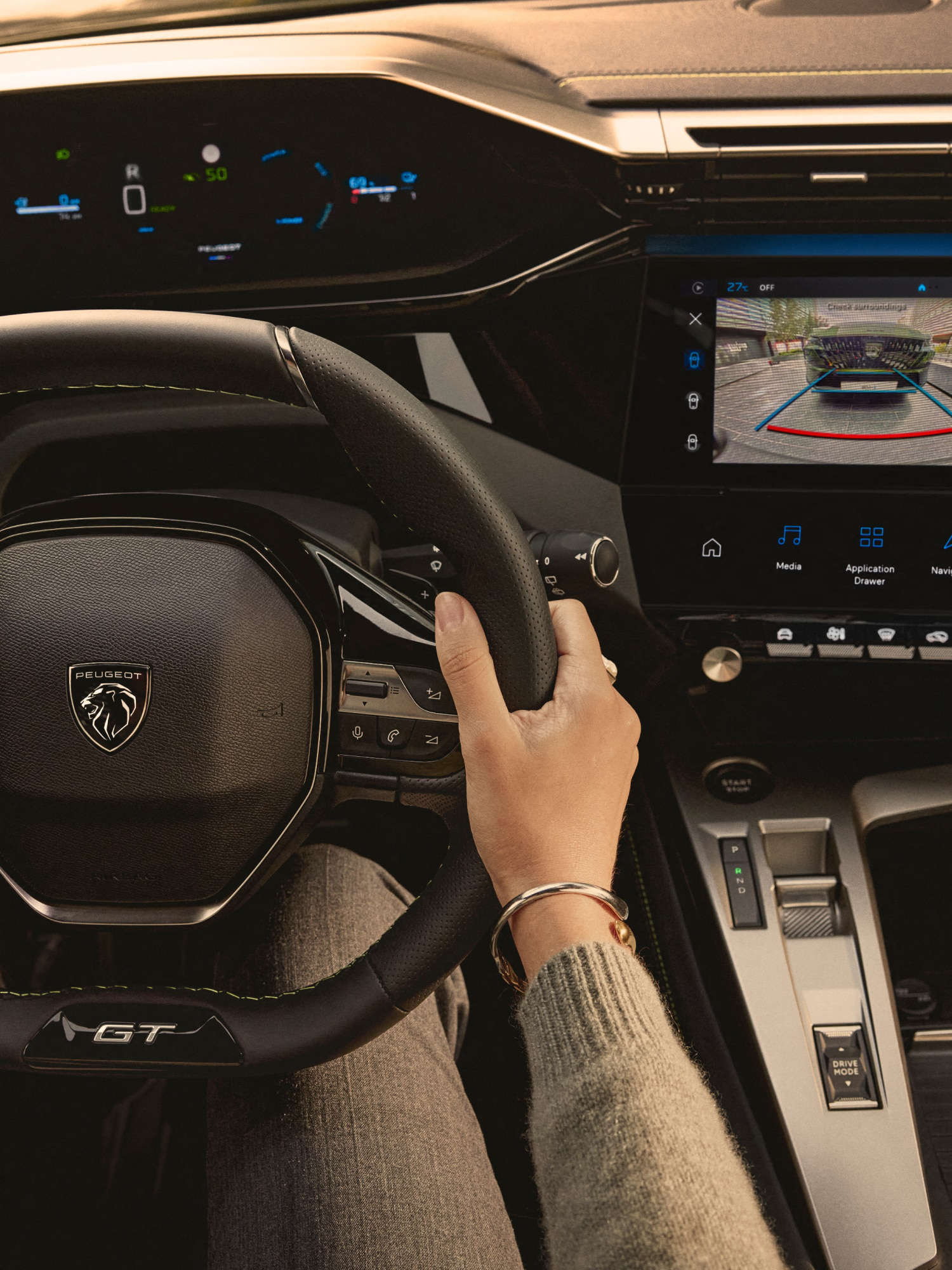 Місце водія у салоні Peugeot 408