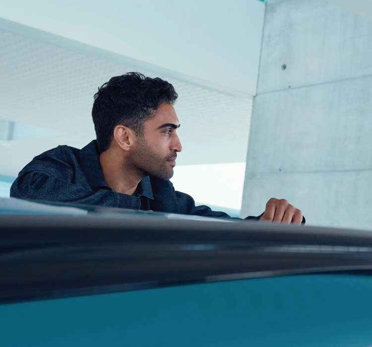 Чоловік сперся на дах автомобіля Peugeot