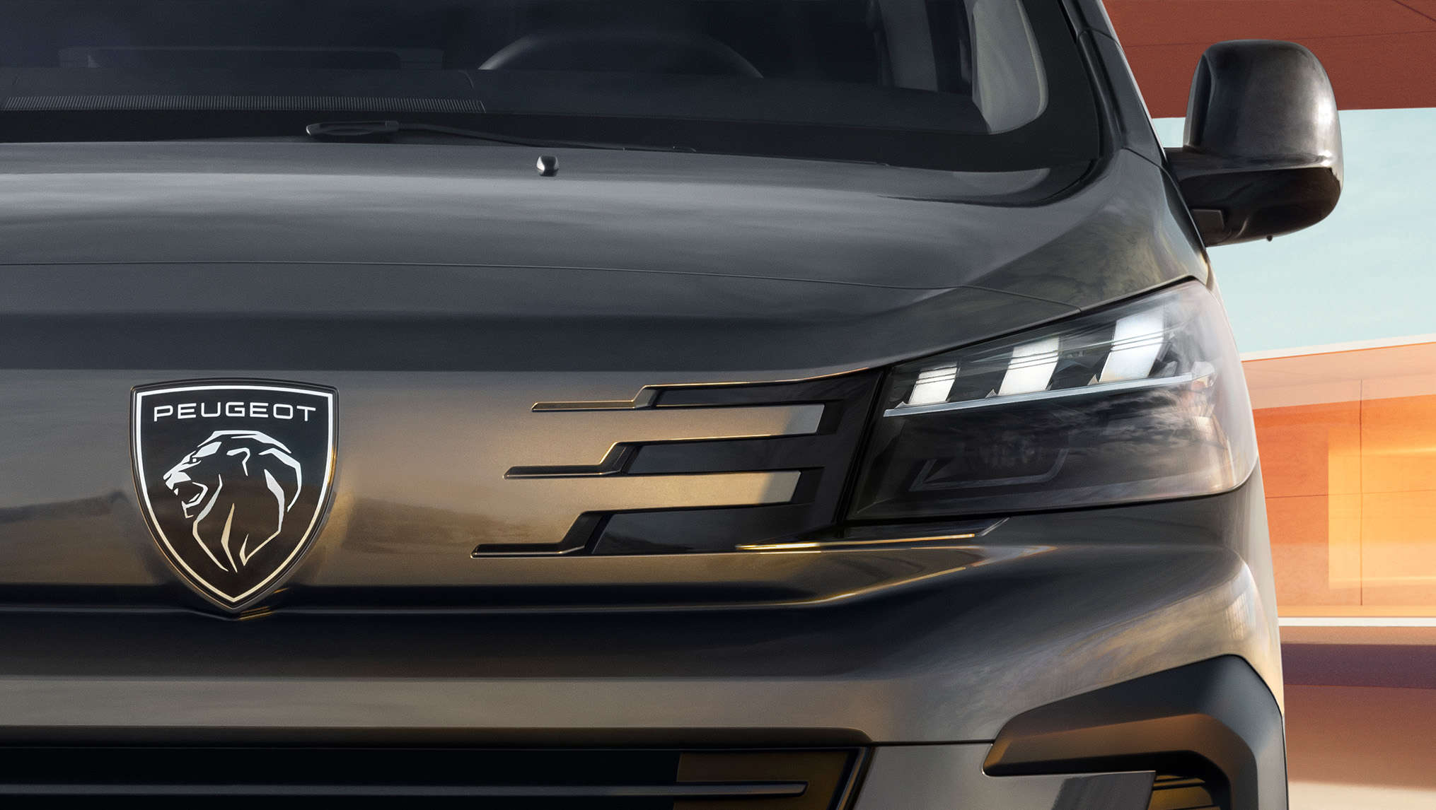 Емблема Peugeot на радіаторній решітці Peugeot Traveller