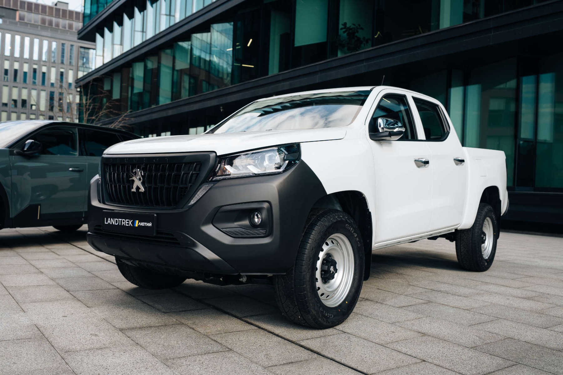 PEUGEOT Landtrek «Лютий», вигляд спереду з лівого боку