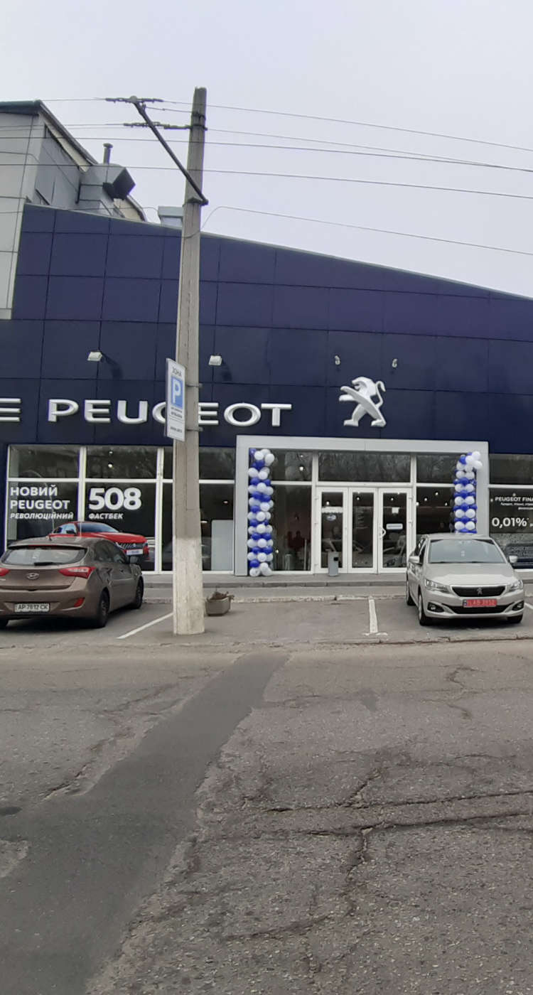 Фасад автосалону Peugeot «Ліон Авто» у Запоріжжі