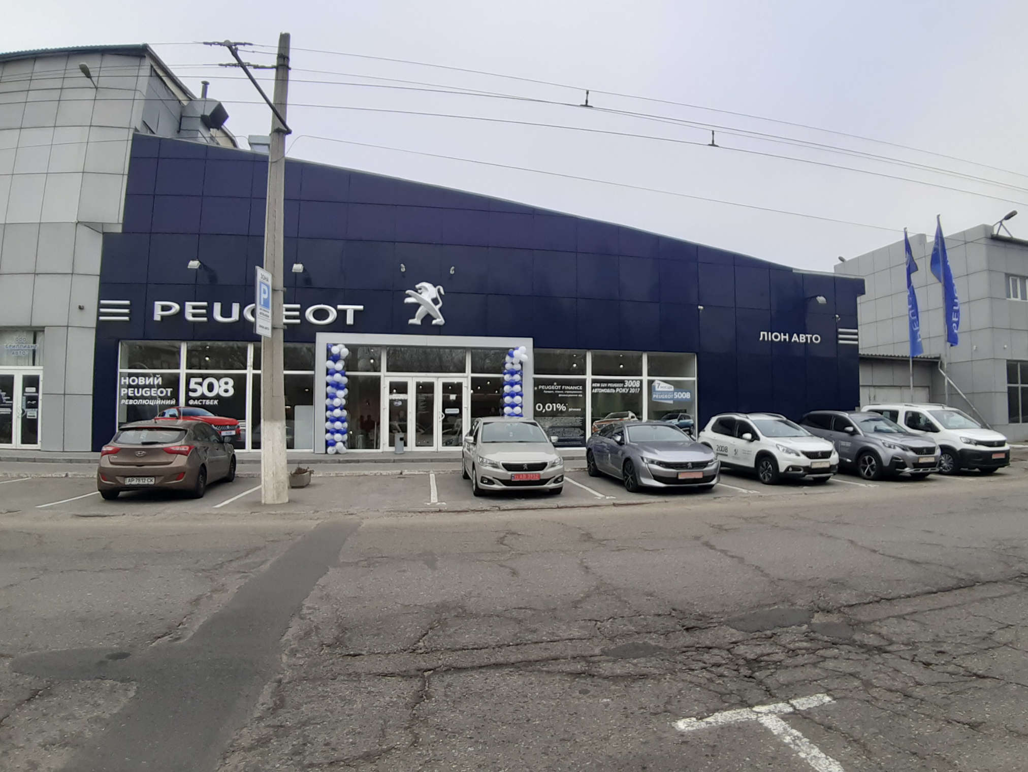 Фасад автосалону Peugeot «Ліон Авто» у Запоріжжі